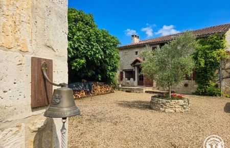 G&icirc;te n&deg;24G10256 Champagne-et-Fontaine - Dordogne - photo