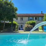 Piscine s&eacute;curis&eacute;e fleurie
